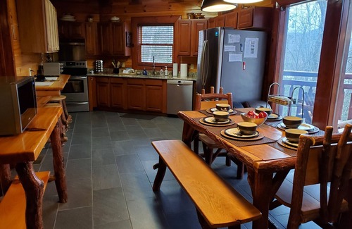 Cosby Cabina | 3bd/4ba on Acre/Indoor Heated Pool/ Theater/Hot Tub/Billiards/Wifi/FirePit/Hike
