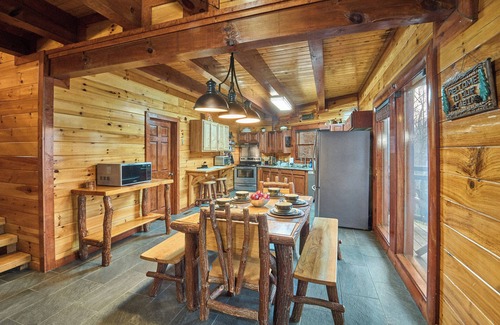 Cosby Cabina | 3bd/4ba on Acre/Indoor Heated Pool/ Theater/Hot Tub/Billiards/Wifi/FirePit/Hike