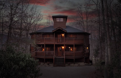 Cosby Cabina | 3bd/4ba on Acre/Indoor Heated Pool/ Theater/Hot Tub/Billiards/Wifi/FirePit/Hike