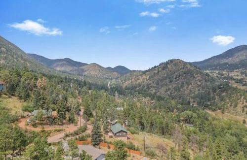 Cascade-Chipita Park Casa | 3BD Cowboy Cabin Pikes Peak Mountain Log Cabin