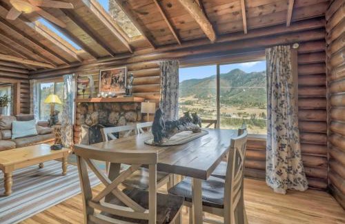 Cascade-Chipita Park Casa | 3BD Cowboy Cabin Pikes Peak Mountain Log Cabin
