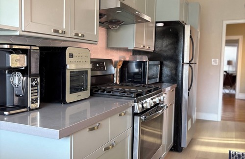 East End Casa | 3bd Cozy Sunfilled House with Deck Patio Garden - Alameda Oakland Airport