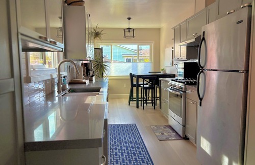 East End Casa | 3bd Cozy Sunfilled House with Deck Patio Garden - Alameda Oakland Airport