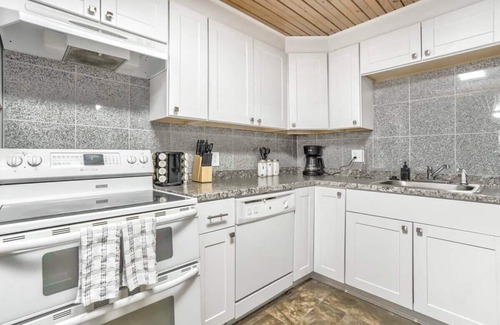 Southeast Colorado Springs Casa | 3BD Dog Friendly Mid-Term & Corporate Rental