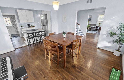 Riverside Terrace Casa | 3BD Historic Retreat: Parking, Fast Wi-Fi, L Groups