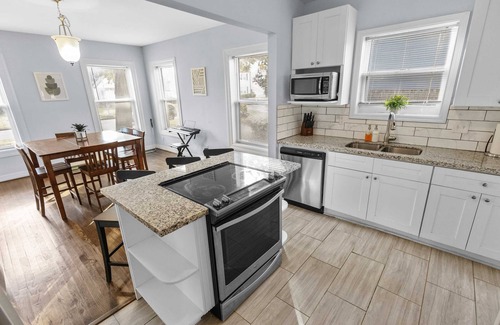 Riverside Terrace Casa | 3BD Historic Retreat: Parking, Fast Wi-Fi, L Groups