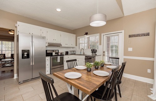 Kathleen Casa | AtHome+1 Stay | Large Yard | Family Friendly