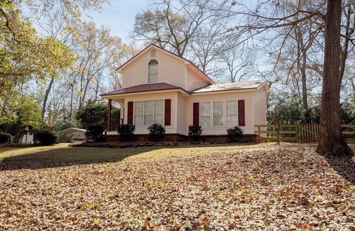Kathleen Casa | AtHome+1 Stay | Large Yard | Family Friendly
