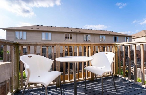 Kitchener Casa | 3BD Townhouse-Wifi-Kitchen-Patio