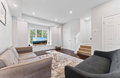 Kitchener Casa | 3BD Townhouse-Wifi-Kitchen-Patio