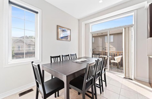 Kitchener Casa | 3BD Townhouse-Wifi-Kitchen-Patio
