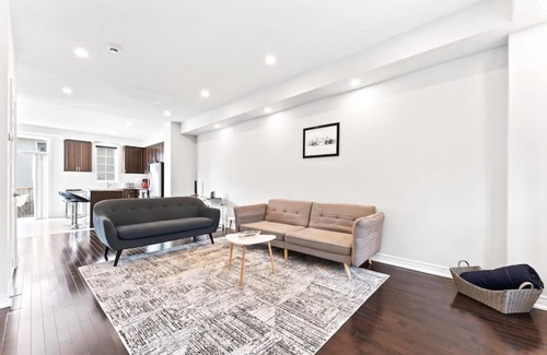 Kitchener Casa | 3BD Townhouse-Wifi-Kitchen-Patio