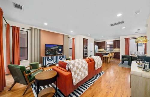 East Downtown Houston Casa | 3BD w/ Gym & Foosball - Relax on Rooftop Patio