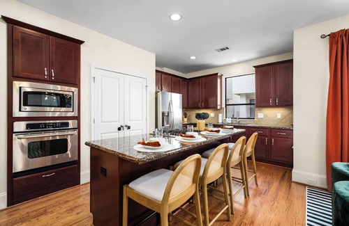 East Downtown Houston Casa | 3BD w/ Gym & Foosball - Relax on Rooftop Patio