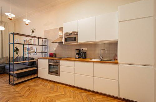 Nove Mesto Apartamento | 3BDR main square spacious designed apartment