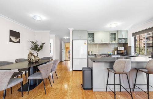 East Perth Apartamento | 3BDR + Sauna + Pool + Parking