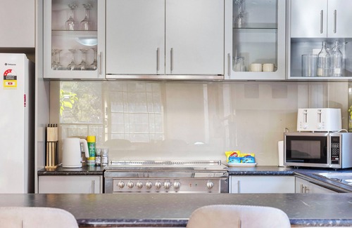 East Perth Apartamento | 3BDR + Sauna + Pool + Parking