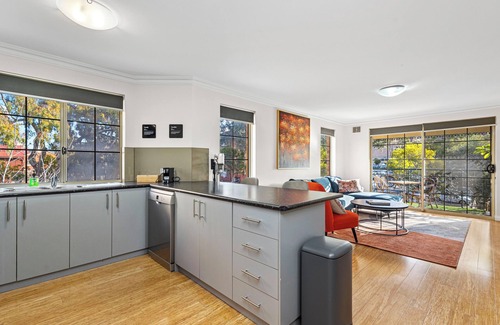 East Perth Apartamento | 3BDR + Sauna + Pool + Parking