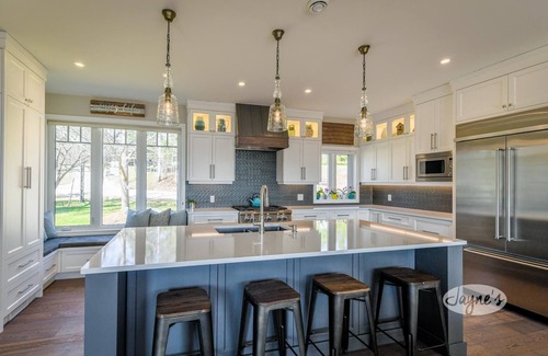 Castle Glen Estates Casa | 3bdrm 3bath chalet in The Blue Mountains. All Day Sun! Hot Tub! Games Room!