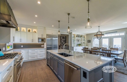 Castle Glen Estates Casa | 3bdrm 3bath chalet in The Blue Mountains. All Day Sun! Hot Tub! Games Room!