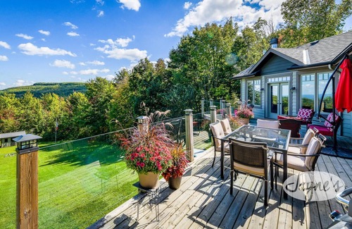 Castle Glen Estates Casa | 3bdrm 3bath chalet in The Blue Mountains. All Day Sun! Hot Tub! Games Room!