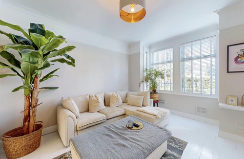 Walpole Casa | 3Bed, 2.5Bath House w/ Garden near Hanwell Station