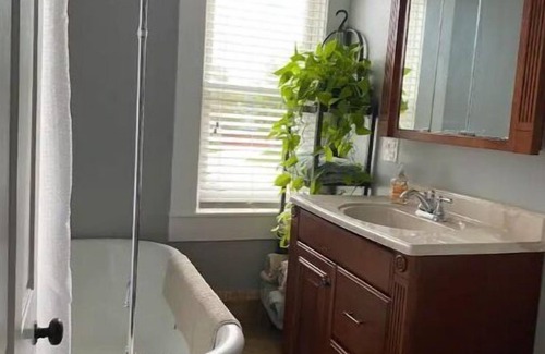 Dubuque Casa | 3bed 2bath nestled in cozy Grandview neighborhood (pet friendly!)
