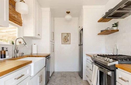 Bakersfield Casa | 3bedroom house close to several hospitals w/HOT TUB in pleasant La Cresta area.