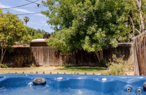 Bakersfield Casa | 3bedroom house close to several hospitals w/HOT TUB in pleasant La Cresta area.