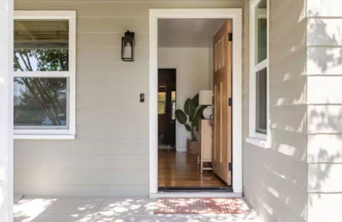 Bakersfield Casa | 3bedroom house close to several hospitals w/HOT TUB in pleasant La Cresta area.