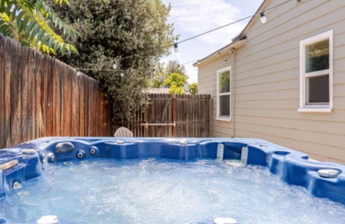 Bakersfield Casa | 3bedroom house close to several hospitals w/HOT TUB in pleasant La Cresta area.