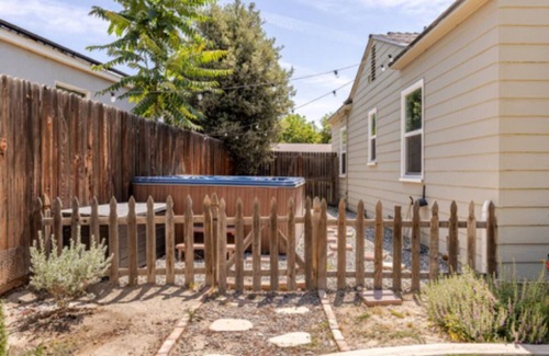Bakersfield Casa | 3bedroom house close to several hospitals w/HOT TUB in pleasant La Cresta area.