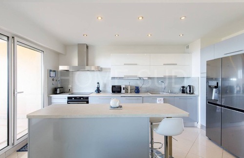 Mandelieu-La-Napoule Apartamento | 3bedrooms with sea view and private pool
