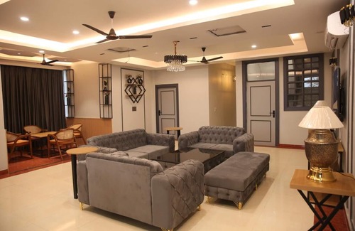 Faridabad Apartamento | 3BHK for fun party or peaceful stay cation dedicated for you!