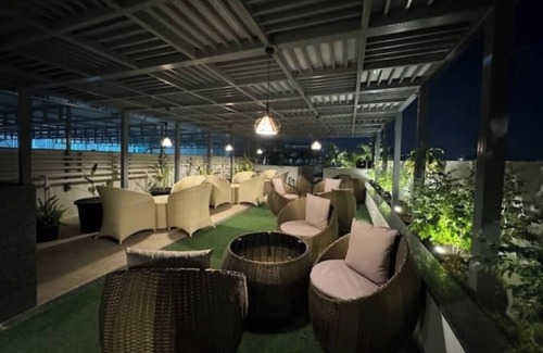 Aundh Apartamento | 3bhk with Skylounge & pool