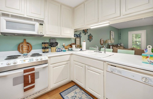 Demere Park Casa | 3BR/2.5BA Townhouse, Pet friendly, Elevator, Community Pool!