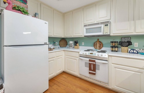 Demere Park Casa | 3BR/2.5BA Townhouse, Pet friendly, Elevator, Community Pool!