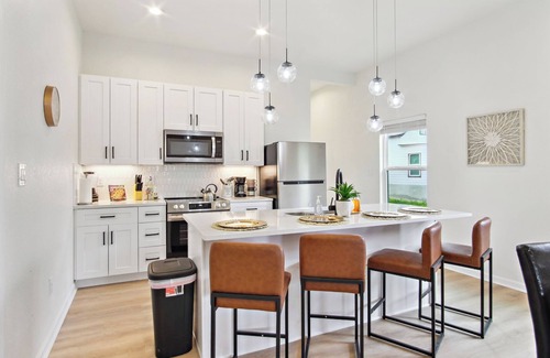 Near East Side Apartamento | 3br-2ba Cityscape Haven With Panoramic Tower View!