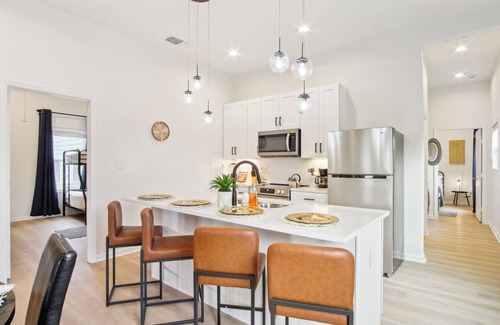 Near East Side Apartamento | 3br-2ba Cityscape Haven With Panoramic Tower View!