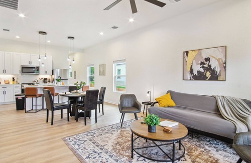 Near East Side Apartamento | 3br-2ba Cityscape Haven With Panoramic Tower View!