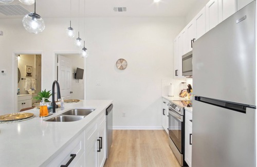 Near East Side Apartamento | 3br-2ba Cityscape Haven With Panoramic Tower View!