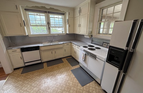 Martinsville Cabaña | 3BR/2BA Cottage Sleeps 6 Short Walk to Smith River – Martinsville