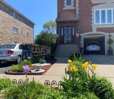 Niles Apartamento | 3BR-2BA Deluxe Apartment with Fireplace and Balcony