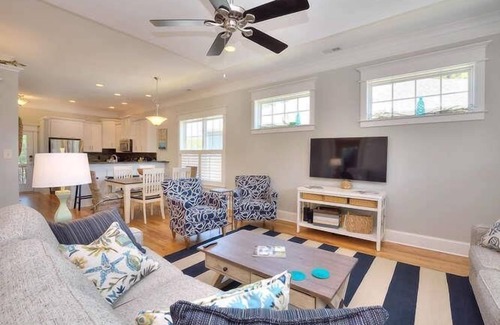 Tranquil Harbour Casa | 3BR/2BA Home -Pool and Hot Tub, 2 Minute Drive to Beach, Sleeps 8