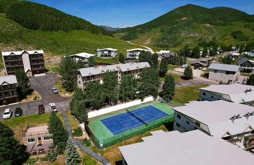 Crested Butte Condominio | 3br/2Ba,Mt view,hot tub,free shuttle! Summer is on the way!