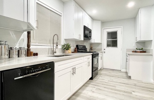 Lancaster Casa | 3BR/2BA Near the BLVD - Parking, Laundry, Sleep 10