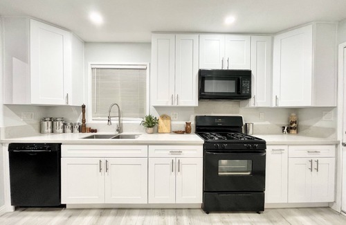 Lancaster Casa | 3BR/2BA Near the BLVD - Parking, Laundry, Sleep 10