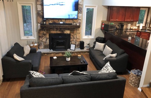 East Stroudsburg Casa | 3BR / 2BA 2300 pies cuadrados en casa junto al lago !!!