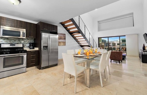 Washington Condominio | 3BR 3BA Duplex w/ Amazing Views, Pool & Amenities