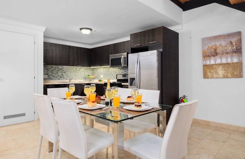 Washington Condominio | 3BR 3BA Duplex w/ Amazing Views, Pool & Amenities